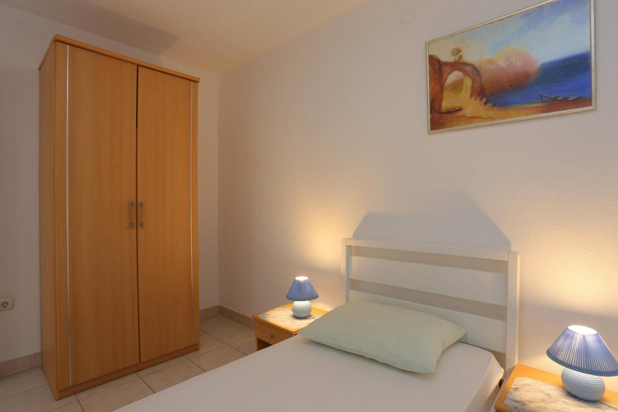 Family Friendly Apartments With A Swimming Pool Businci, Ciovo - 11232 Трогир Стая снимка